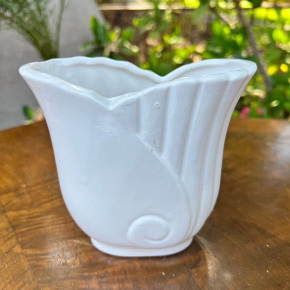 Other - vintage bone white ceramic art deco shell vase